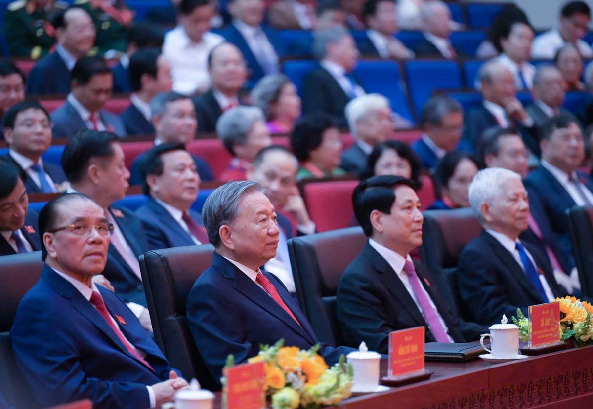 Cùng tham dự có nguyên Tổng Bí thư Nông Đức Mạnh; Chủ tịch nước Lương Cường; nguyên Chủ tịch nước Nguyễn Minh Triết; nguyên Chủ tịch nước Trương Tấn Sang; Thủ tướng Chính phủ Phạm Minh Chính; nguyên Thủ tướng Chính phủ Nguyễn Tấn Dũng; Chủ tịch Quốc hội Trần Thanh Mẫn; nguyên Chủ tịch Quốc hội Nguyễn Văn An; nguyên Chủ tịch Quốc hội Nguyễn Thị Kim Ngân; Thường trực Ban Bí thư Trần Cẩm Tú; nguyên Thường trực Ban Bí thư Phan Diễn; nguyên Thường trực Ban Bí thư Lê Hồng Anh.