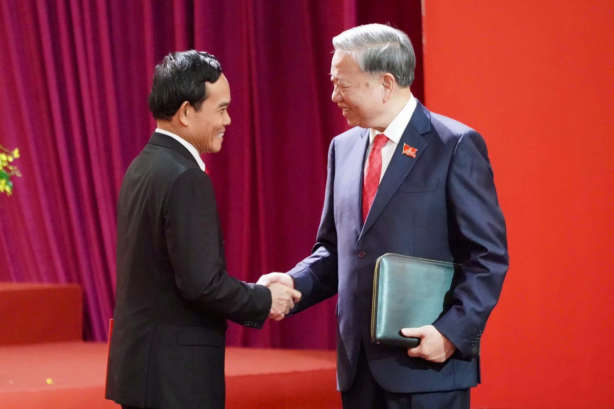 Tổng Bí thư Tô Lâm bắt tay chúc mừng Bí thư Thành ủy TP.HCM Trần Lưu Quang. Ảnh: BTC