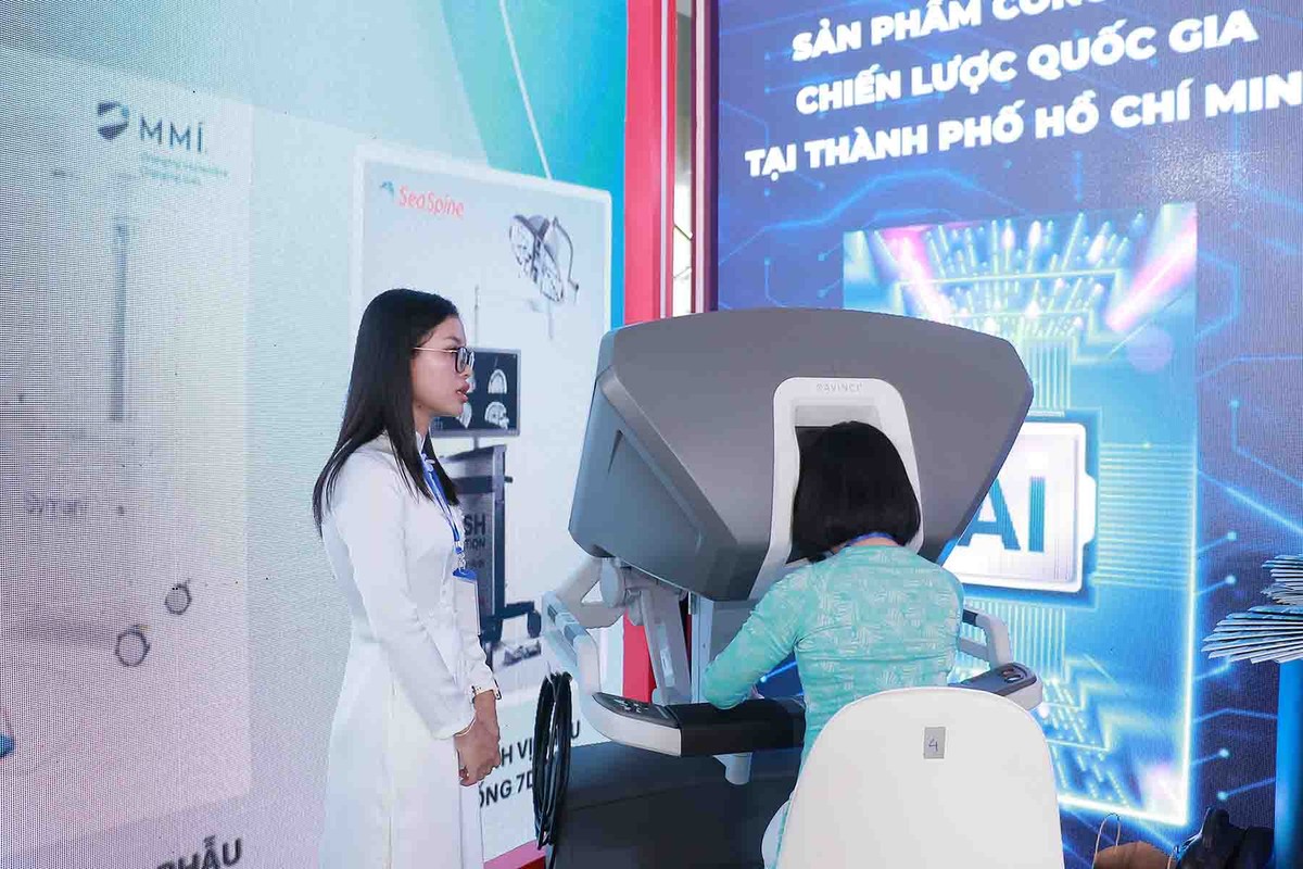 Hệ thống sẽ sao chép các chuyển động tay của phẫu thuật viên ngồi ở bàn điều khiển truyền qua các dụng cụ có khớp xoay 540 độ lắp trên 4 cánh tay robot theo thời gian thực kết hợp với hình ảnh 3D HD độ phân giải cao sẽ giúp cho phẫu thuật viên thực hiện ca phẫu thuật chính xác và tinh tế, giảm mất máu, cắt trọn khối u và giảm đau sau mổ cho bệnh nhân.