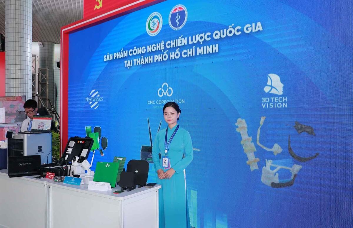 Tập đoàn Công nghệ CMC trưng bày và giới thiệu hệ sinh thái mở C-OpenAI với 25 công nghệ lõi Make in Vietnam, Made by CMC. Hệ sinh thái bao gồm các giải pháp công nghệ nổi bật, thể hiện năng lực nghiên cứu, phát triển và triển khai toàn diện của CMC cũng như cam kết đồng hành cùng TP.HCM trong phát triển đổi mới sáng tạo công nghệ, chuyển đổi số, ứng dụng AI, nhằm giải quyết các bài toán trọng yếu về quản lý, vận hành và phát triển kinh tế số, xã hội số, Chính phủ số của Thành phố.