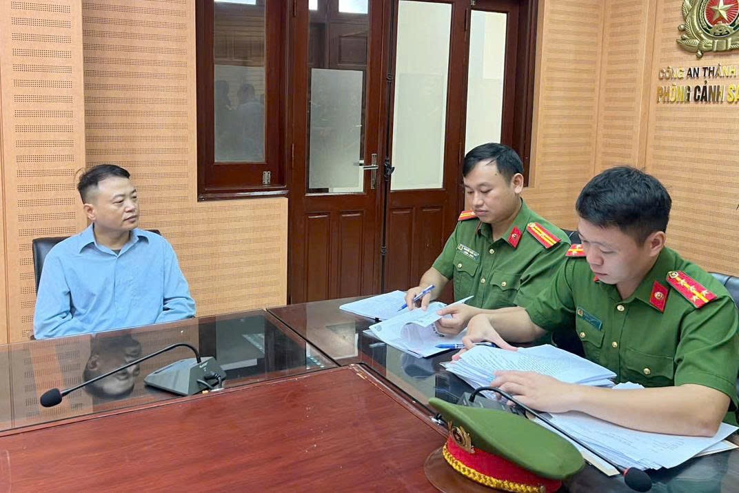 Cơ quan điều tra làm việc với bị can Nguyễn Hòa Bình, Chủ tịch Tập đoàn NextTech. Ảnh: CAHN