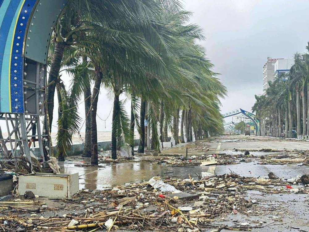 Trước diễn biến thời tiết phức tạp, nhiều doanh nghiệp lữ hành đã nhanh chóng điều chỉnh lịch trình tour, tạm hoãn hoặc hủy chuyến để đảm bảo an toàn cho du khách.