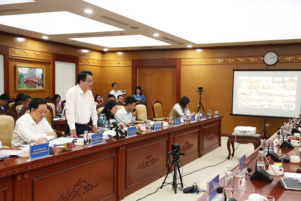 Hội nghị được kết nối trực tuyến với sự tham gia của 8 bộ, ngành trung ương và 31 địa phương. Ảnh: Đức Minh.