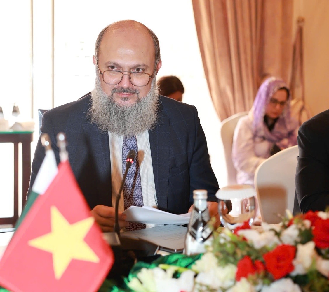 Bộ trưởng Bộ Thương mại Pakistan Jam Kamal Khan. Bộ trưởng Bộ Thương mại Pakistan Jam Kamal Khan.