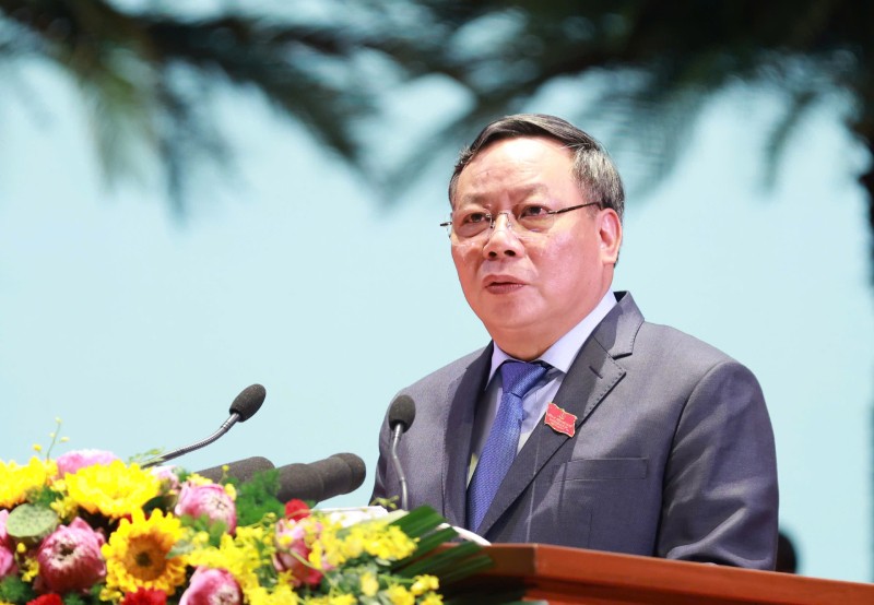 Phó Bí thư Thường trực Thành ủy Hà Nội Nguyễn Văn Phong trình bày Báo cáo chính trị của Ban chấp hành Đảng bộ Thành phố Hà Nội khóa XVII. Phó Bí thư Thường trực Thành ủy Hà Nội Nguyễn Văn Phong trình bày Báo cáo chính trị của Ban chấp hành Đảng bộ Thành phố Hà Nội khóa XVII.