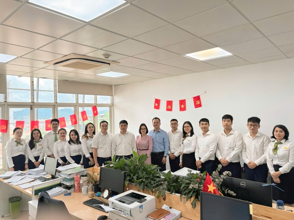 Đại diện Vietcombank, ông Hồng Quang - Thành viên HĐQT, Chủ tịch Công đoàn Vietcombank (thứ 8 từ trái sang) đến thăm và động viên cán bộ, người lao động Vietcombank Thái Nguyên