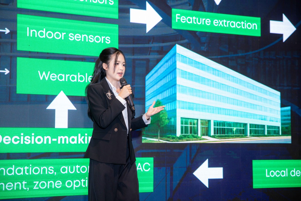 Thí sinh đến từ đội GEMGPILOT thuyết trình với ban giám khảo tại chung kết cuộc thi Future Impact Challenge 2025