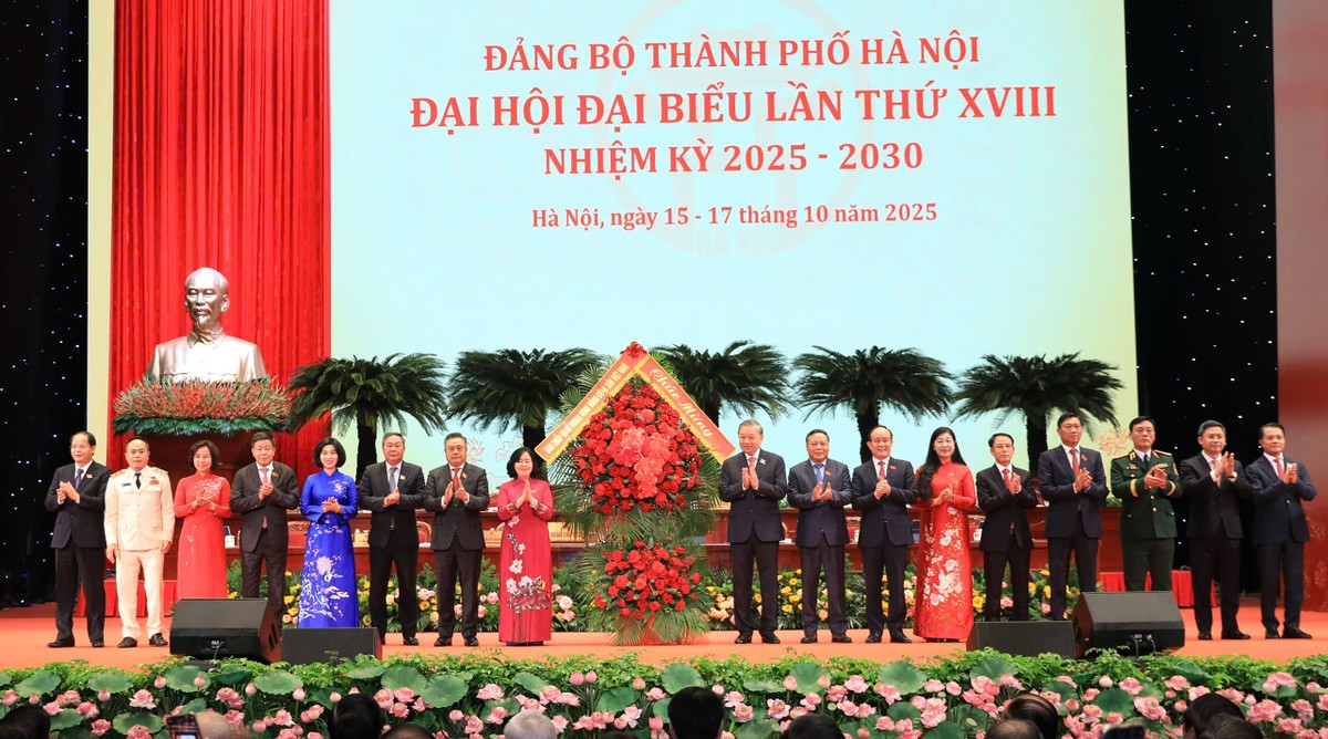 Tổng Bí thư Tô Lâm tặng hoa chúc mừng Đại hội đại biểu Đảng bộ Thành phố Hà Nội lần thứ XVIII, trong phiên khai mạc sáng 16/10/2025.