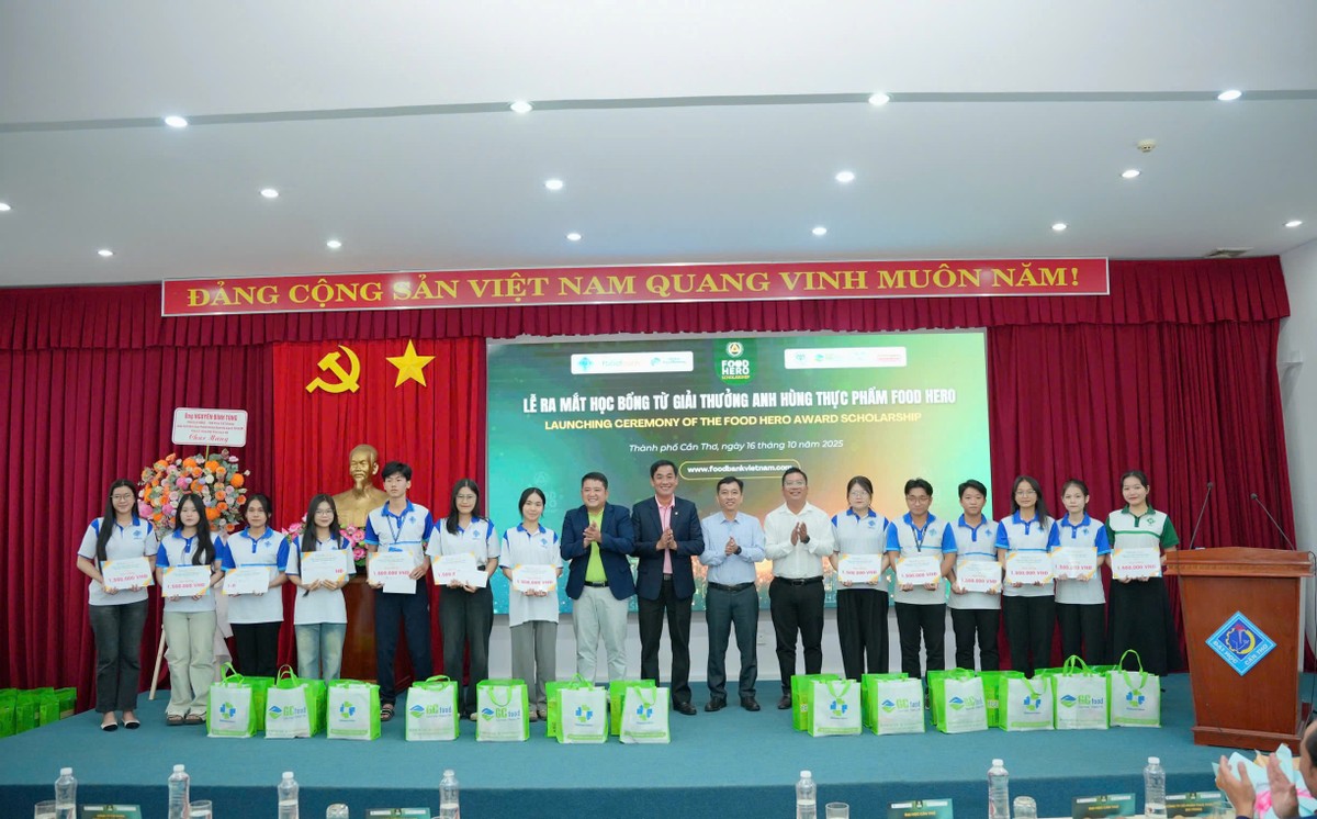 30 suất học bổng đầu tiên được trao tặng cho các sinh viên Đại học Cần Thơ – những “anh hùng nhỏ” đang không ngừng nỗ lực vì ước mơ, tương lai của chính mình. 30 suất học bổng đầu tiên được trao tặng cho các sinh viên Đại học Cần Thơ – những “anh hùng nhỏ” đang không ngừng nỗ lực vì ước mơ, tương lai của chính mình.