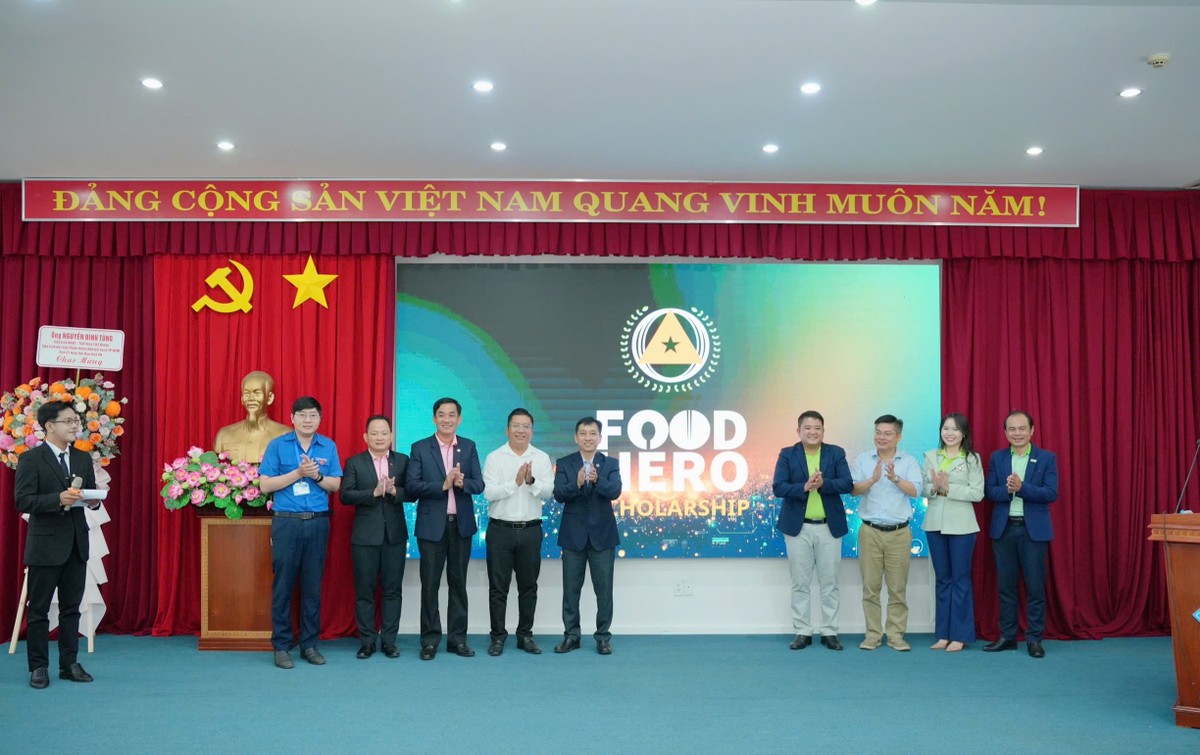 Các đại biểu cùng thực hiện nghi thức ra mắt Học bổng “Anh hùng Thực phẩm 2025”, đánh dấu hành trình lan tỏa tri thức và nuôi dưỡng ước mơ sinh viên Việt Nam. Các đại biểu cùng thực hiện nghi thức ra mắt Học bổng “Anh hùng Thực phẩm 2025”, đánh dấu hành trình lan tỏa tri thức và nuôi dưỡng ước mơ sinh viên Việt Nam.