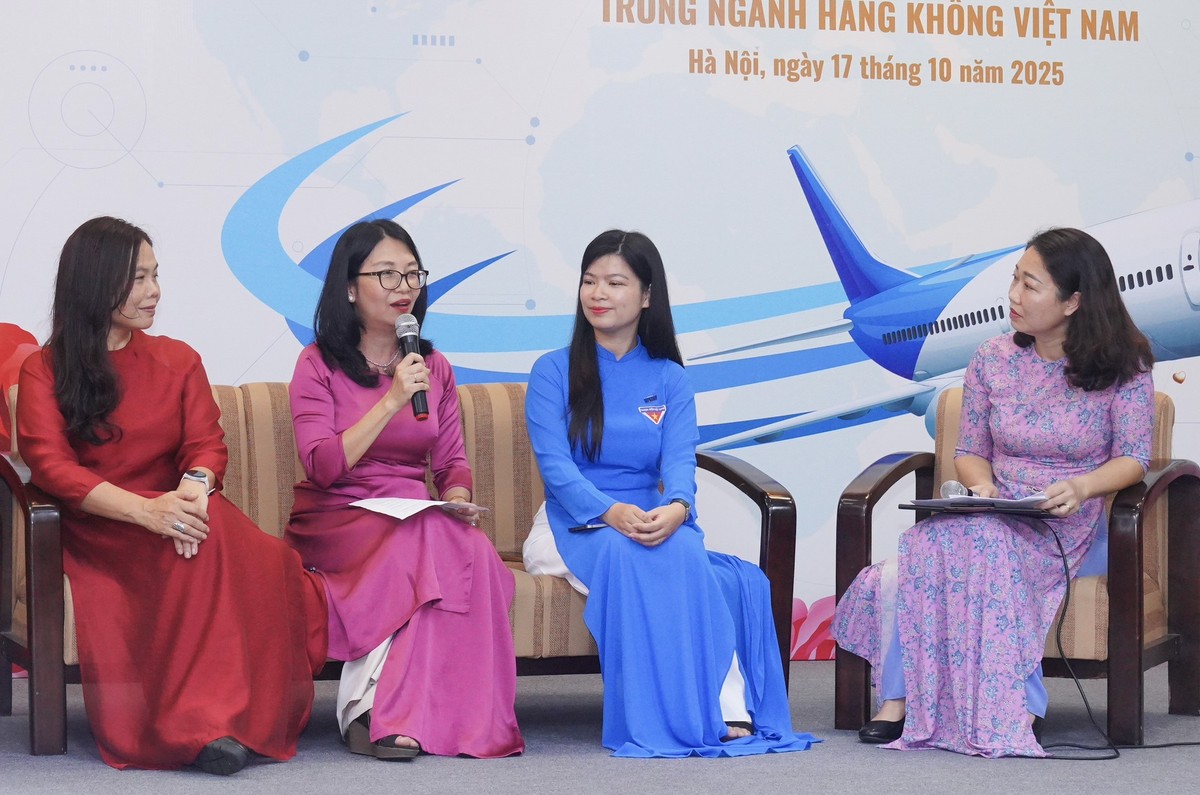 Giám đốc Nguồn vốn Vietjet Trần Kim Anh (áo dài hồng) phát biểu tại toạ đàm