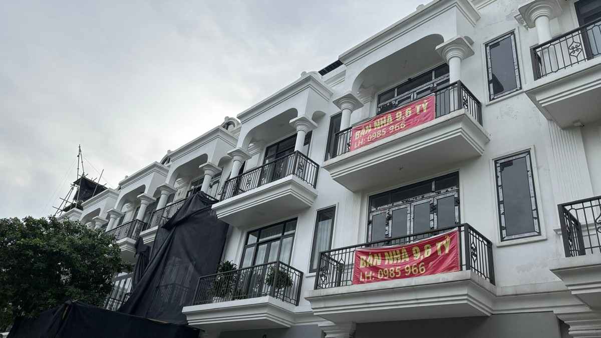 Hiện một số căn nhà liền kề đang được rao bán với giá hơn 9 tỷ đồng. Hiện một số căn nhà liền kề đang được rao bán với giá hơn 9 tỷ đồng.