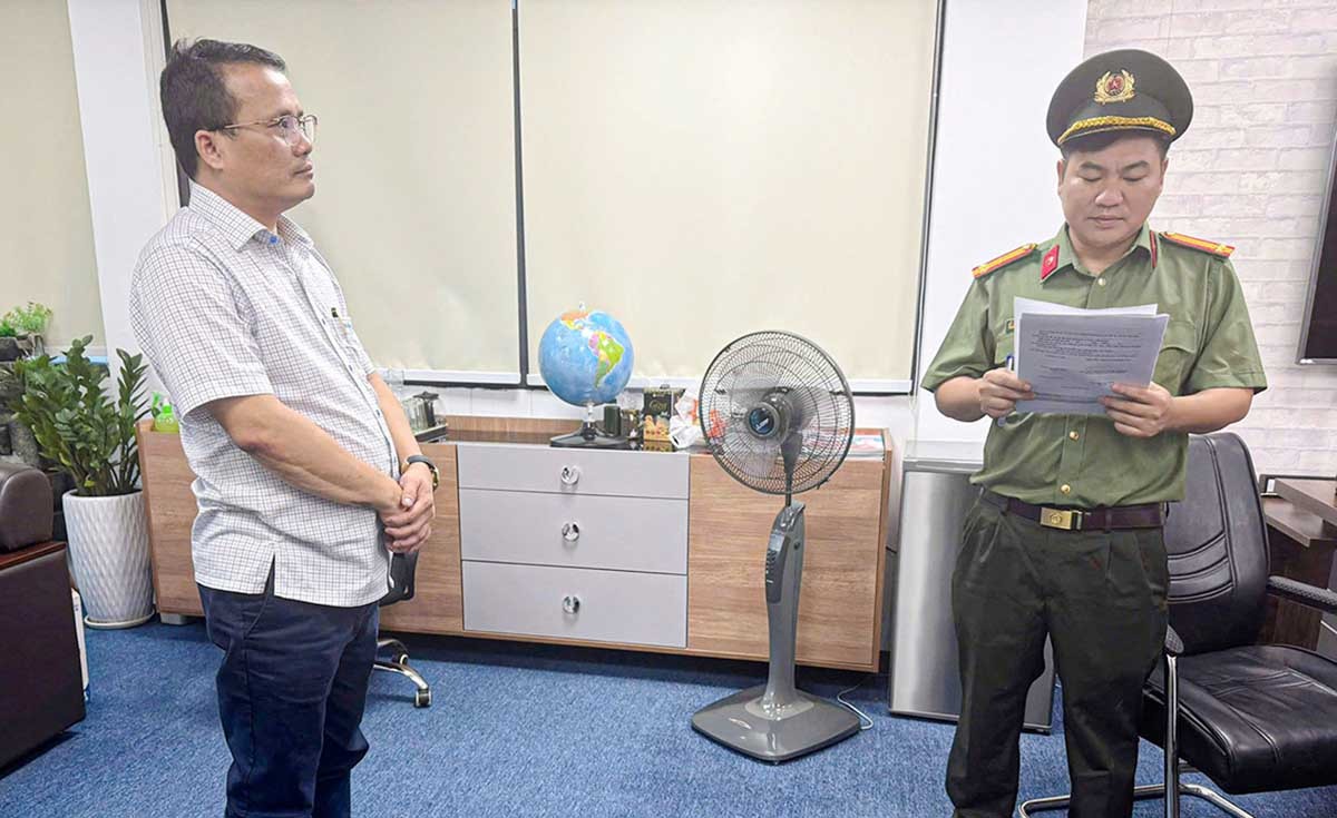 Công an đọc lệnh bắt giữ đối tượng Nguyễn Văn Hạ