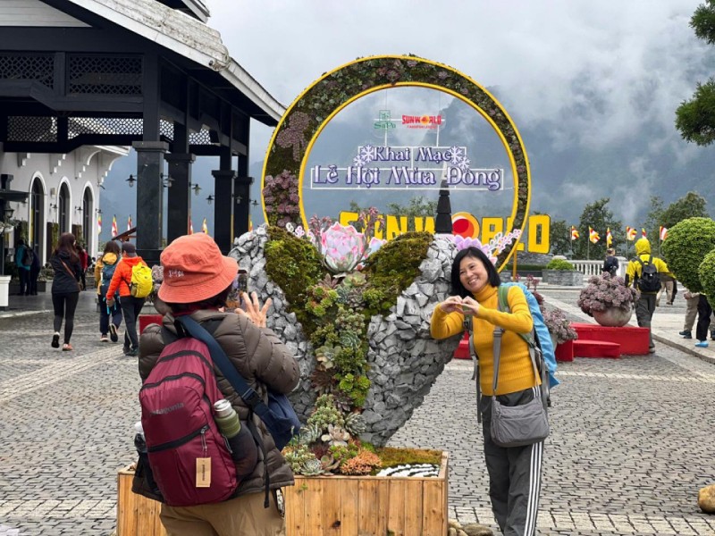 Sen đá tượng trưng cho bản lĩnh con người luôn nỗ lực vươn mình vượt qua những khó khăn, thử thách trong cuộc sống. Sen đá tượng trưng cho bản lĩnh con người luôn nỗ lực vươn mình vượt qua những khó khăn, thử thách trong cuộc sống.