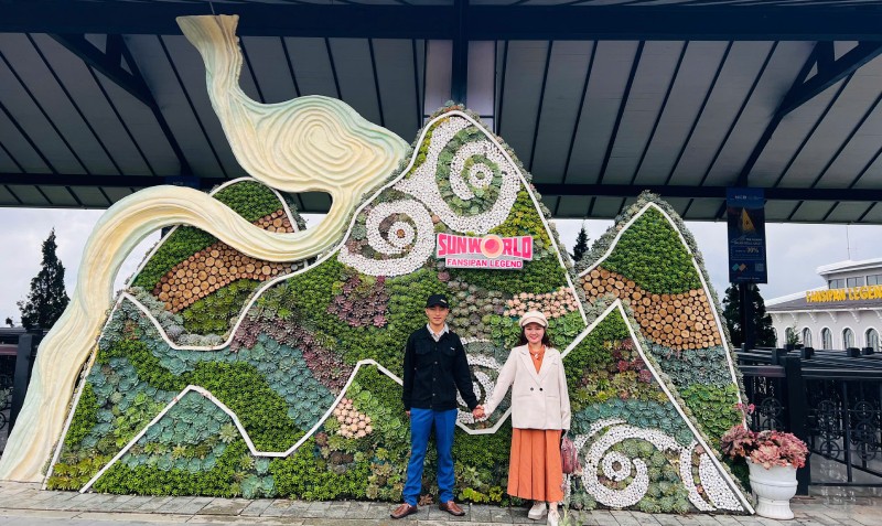 Những tiểu cảnh sen đá độc bản được bài trí lạ mắt và cầu kỳ. Những tiểu cảnh sen đá độc bản được bài trí lạ mắt và cầu kỳ.