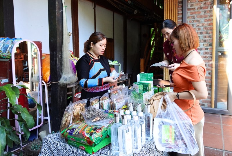 Du khách mua đặc sản bản Pác Ngòi về làm quà. Ảnh: Hạnh Phúc. Du khách mua đặc sản bản Pác Ngòi về làm quà. Ảnh: Hạnh Phúc.