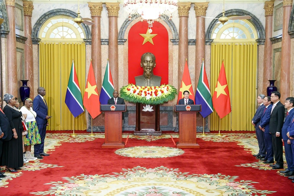 Kết thúc hội đàm, Chủ tịch nước Lương Cường và Tổng thống Cyril Ramaphosa gặp gỡ với báo chí. Kết thúc hội đàm, Chủ tịch nước Lương Cường và Tổng thống Cyril Ramaphosa gặp gỡ với báo chí.