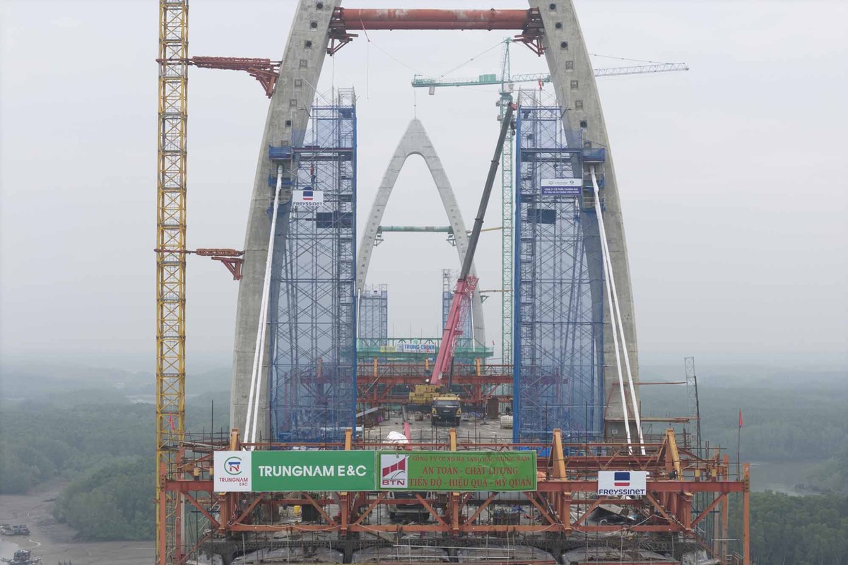 Tổng vốn đầu tư gần 4.900 tỷ đồng, triển khai trong giai đoạn 2023 - 2026. Theo kế hoạch ban đầu, cầu sẽ hoàn thành giữa năm 2027; tuy nhiên, nhờ huy động thêm nguồn lực, dự kiến thông xe kỹ thuật cuối năm 2026, rút ngắn khoảng 6 tháng so với tiến độ. Tổng vốn đầu tư gần 4.900 tỷ đồng, triển khai trong giai đoạn 2023 - 2026. Theo kế hoạch ban đầu, cầu sẽ hoàn thành giữa năm 2027; tuy nhiên, nhờ huy động thêm nguồn lực, dự kiến thông xe kỹ thuật cuối năm 2026, rút ngắn khoảng 6 tháng so với tiến độ.
