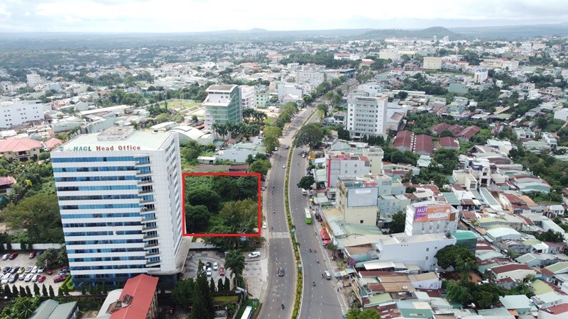 Khu đất số 15 - 17 Trường Chịnh (cạnh Tòa nhà Tập đoàn Hoàng Anh Gia Lai) hiện đang được THACO ARGI ký ghi nhớ thực hiện Dự án Tổ hợp trung tâm thương mại dịch vụ và nhà ở Pleiku.