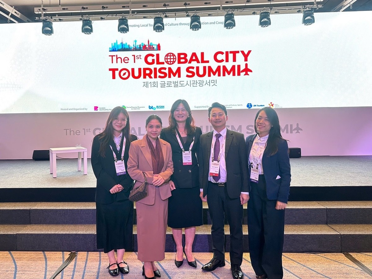 Phó Giám đốc Sở Du lịch Hà Nội Trần Trung Hiếu cùng đoàn đại biểu Hà Nội chụp ảnh lưu niệm với Tổng thư ký TPO. Ảnh: Thu Hằng Phó Giám đốc Sở Du lịch Hà Nội Trần Trung Hiếu cùng đoàn đại biểu Hà Nội chụp ảnh lưu niệm với Tổng thư ký TPO. Ảnh: Thu Hằng