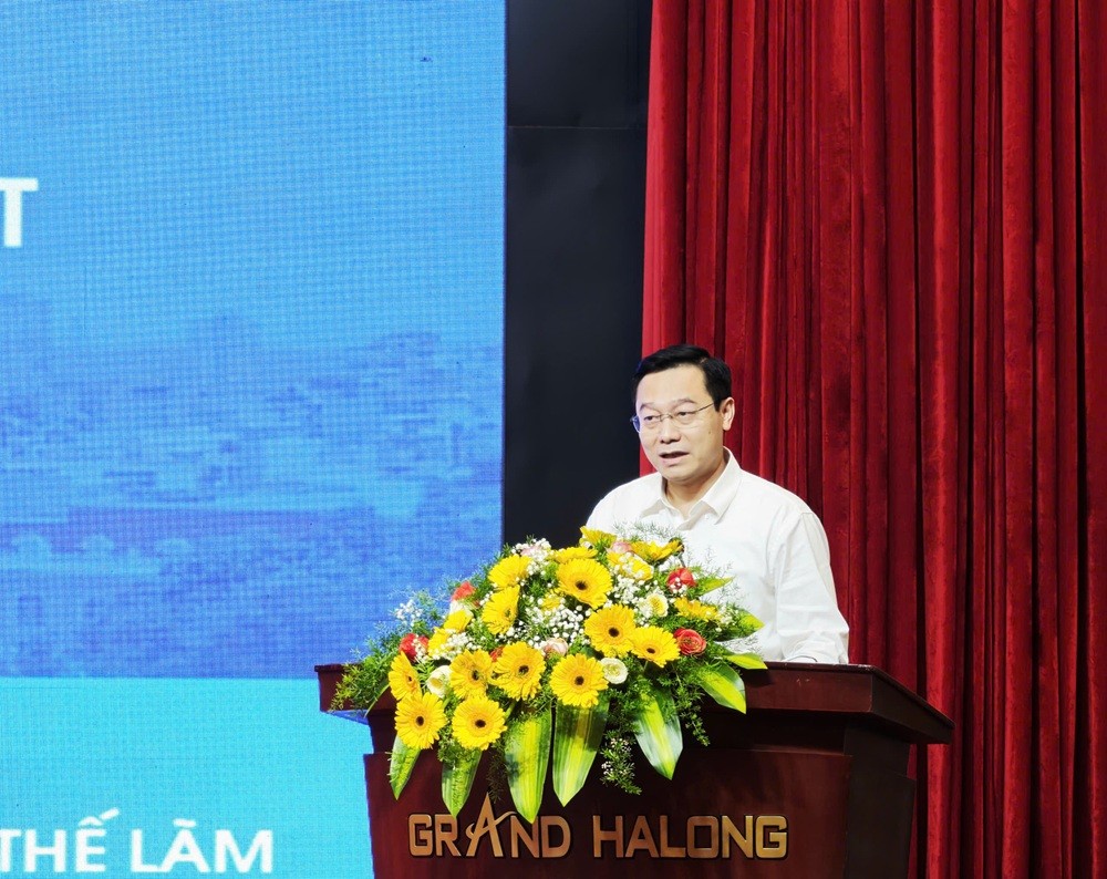 Ông Nguyễn Thế Lãm, Giám đốc - Tổng biên tập Báo và PTTH Quảng Ninh trình bày tham luận về tái cấu trúc hệ thống báo chí - Xu thế tất yếu và bài toán quản lý hiệu quả