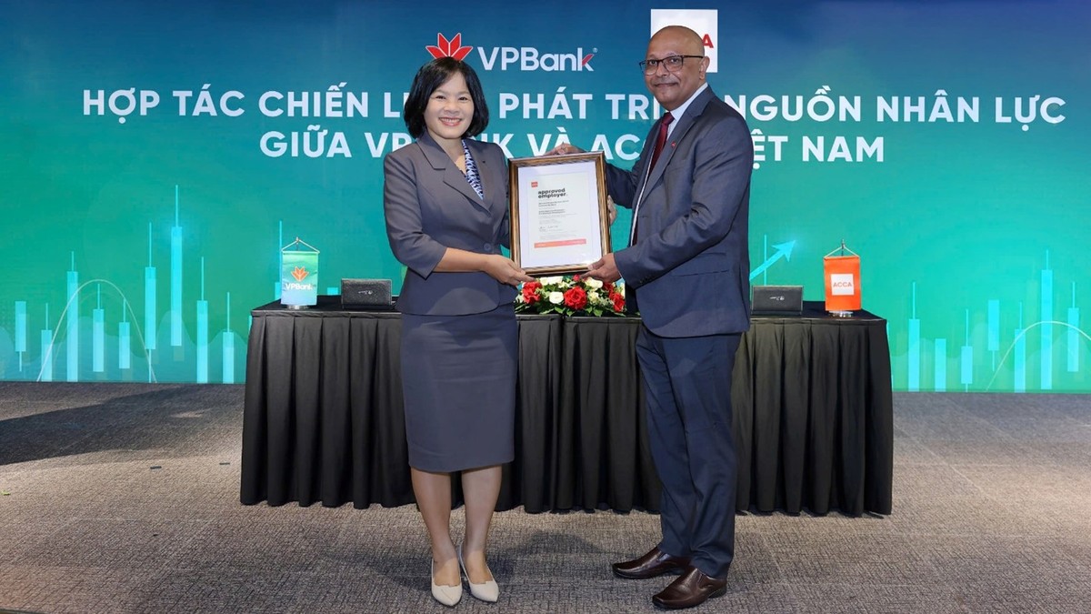Đại diện VPBank nhận chứng nhận ACCA Approved Employer tại lễ ký kết Đại diện VPBank nhận chứng nhận ACCA Approved Employer tại lễ ký kết