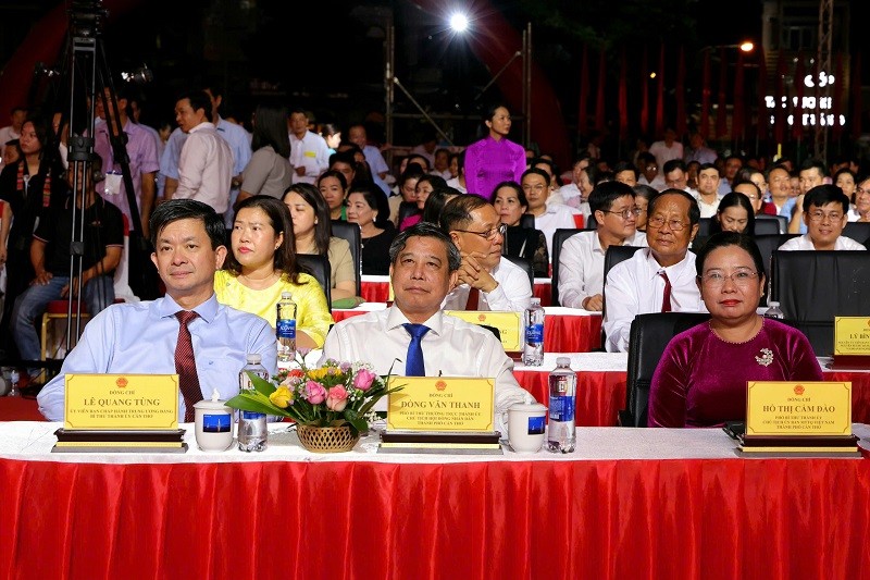 Lãnh đạo TP. Cần Thơ cùng đại biểu dự khai mạc Lễ hội Oóc Om Bóc - Đua ghe Ngo TP. Cần Thơ năm 2025