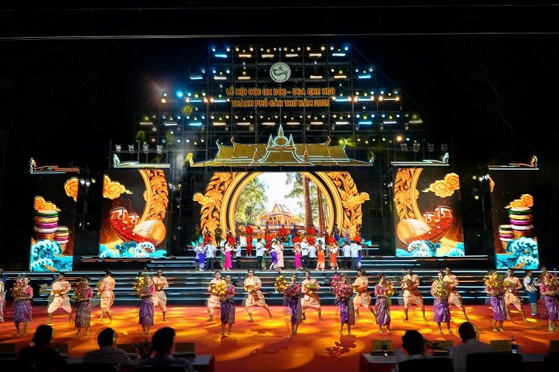 Chương trình nghệ thuật khai mạc Lễ hội Oóc Om Bóc - Đua Ghe Ngo TP.Cần Thơ năm 2025 với chủ đề “Rực rỡ sông trăng - Bừng sáng di sản”.