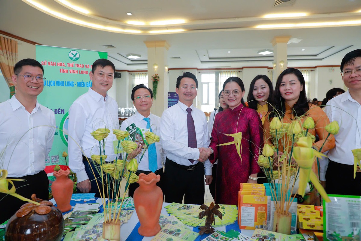 Các đại biểu tham quan không gian trưng bày, giới thiệu các sản phẩm du lịch, OCOP, đặc sản địa phương bên lề Hội nghị. Các đại biểu tham quan không gian trưng bày, giới thiệu các sản phẩm du lịch, OCOP, đặc sản địa phương bên lề Hội nghị.