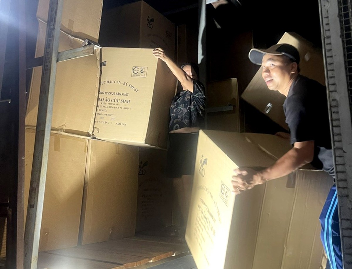 Chi cục Dự trữ Nhà nước khu vực XIII xuất cấp phao áo cứu sinh giao cho tỉnh Khánh Hòa để ứng phó với bão số 13.