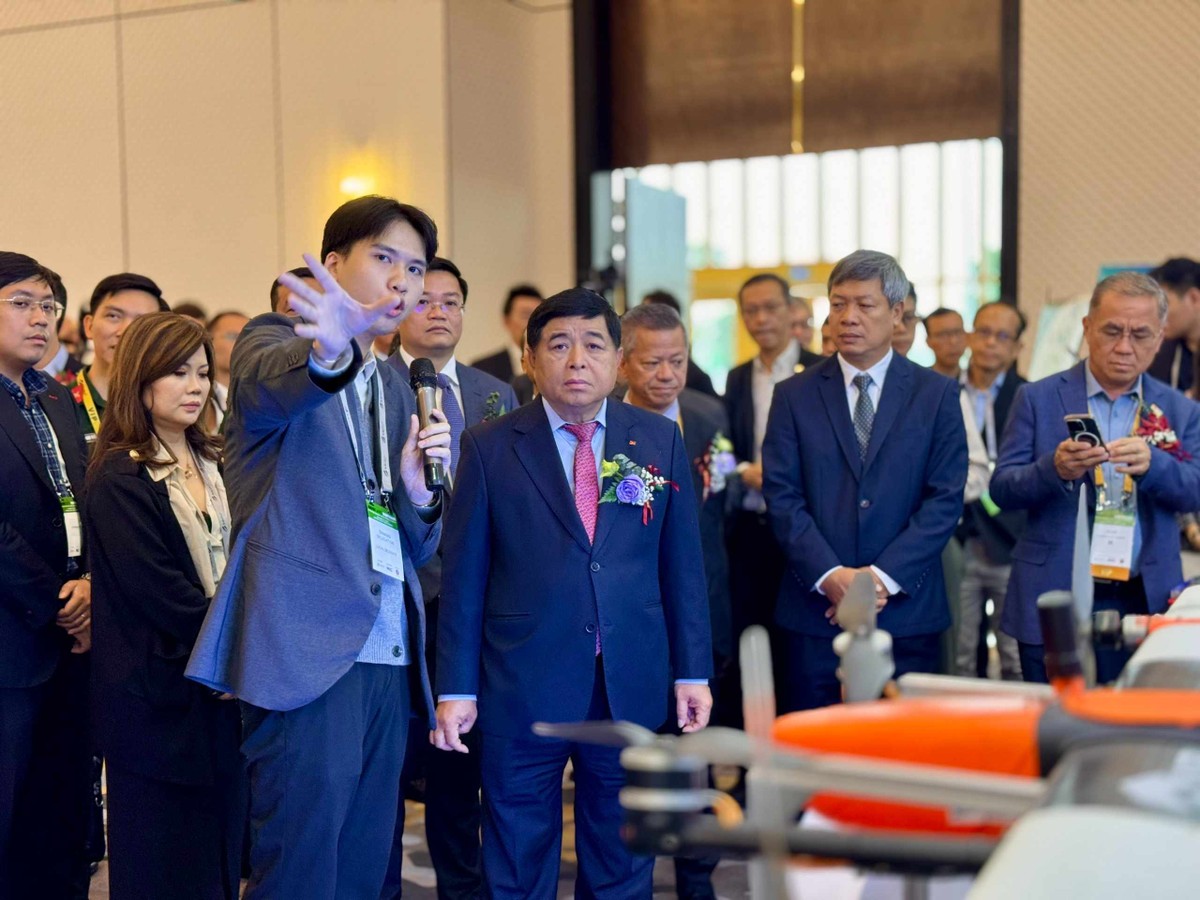 Phó thủ tướng Chính phủ Nguyễn Chí Dũng tham quan Triển lãm. Ảnh: Linh Nguyễn Phó thủ tướng Chính phủ Nguyễn Chí Dũng tham quan Triển lãm. Ảnh: Linh Nguyễn