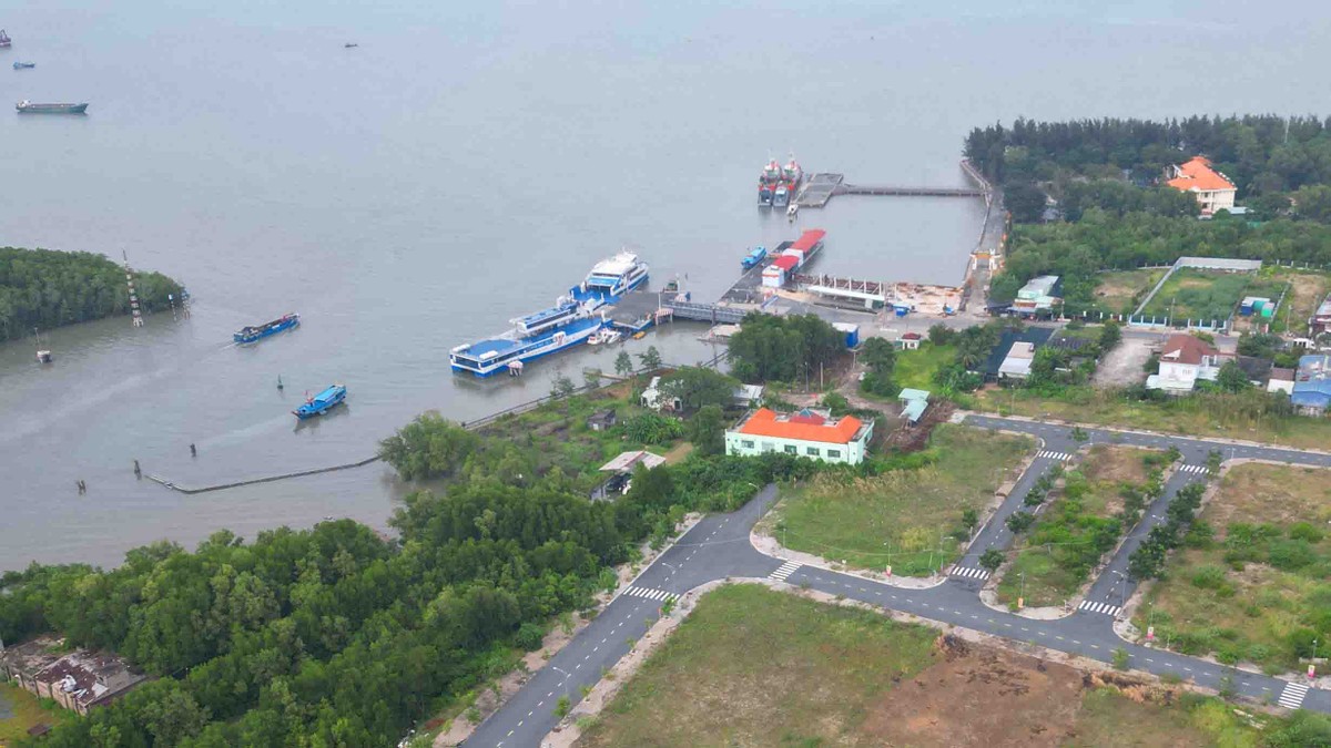 Góc nhìn hướng ra biển Cần Giờ, vị trí dự kiến đặt trụ cầu đầu tiên.