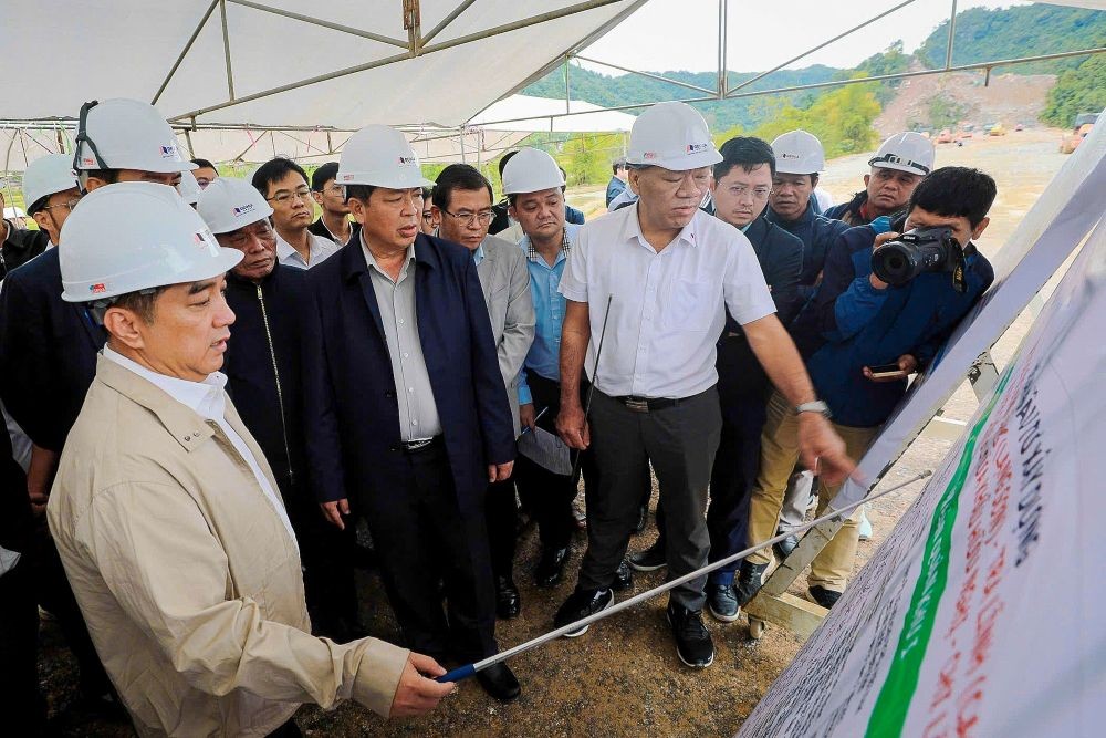 Bộ trưởng Trần Hồng Minh nghe lãnh đạo Tập đoàn Đèo Cả báo cáo tiến độ 2 dự án cao tốc: Đồng Đăng - Trà Lĩnh và Hữu Nghị - Chi Lăng.