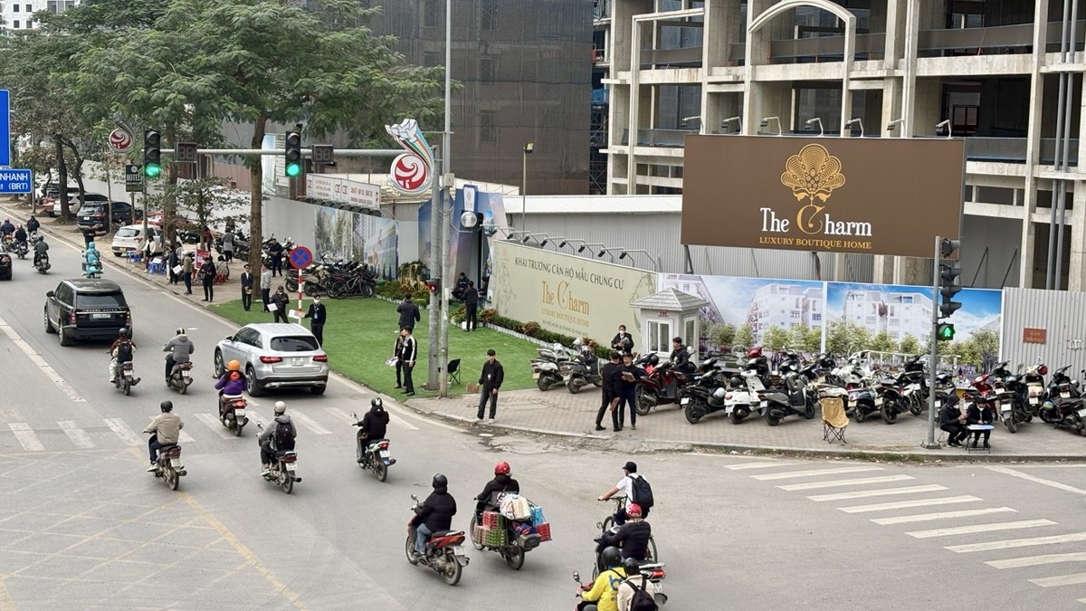 Các môi giới viên mời chào khách hàng tham quan dự án. Ảnh: Thanh Vũ