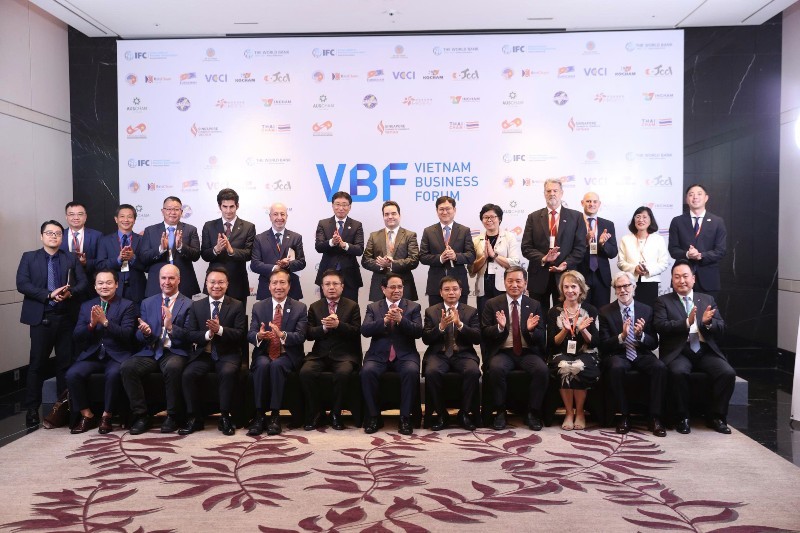 Thủ tướng chụp ảnh lưu niệm cùng với các đồng chủ tọa VBF và các doanh nghiệp, nhà đầu tư (Ảnh Đức Thanh)