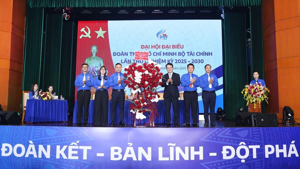 Thay mặt Đảng uỷ Bộ Tài chính, Thứ trưởng Trần Quốc Phương tặng hoa chúc mừng Đại hội.