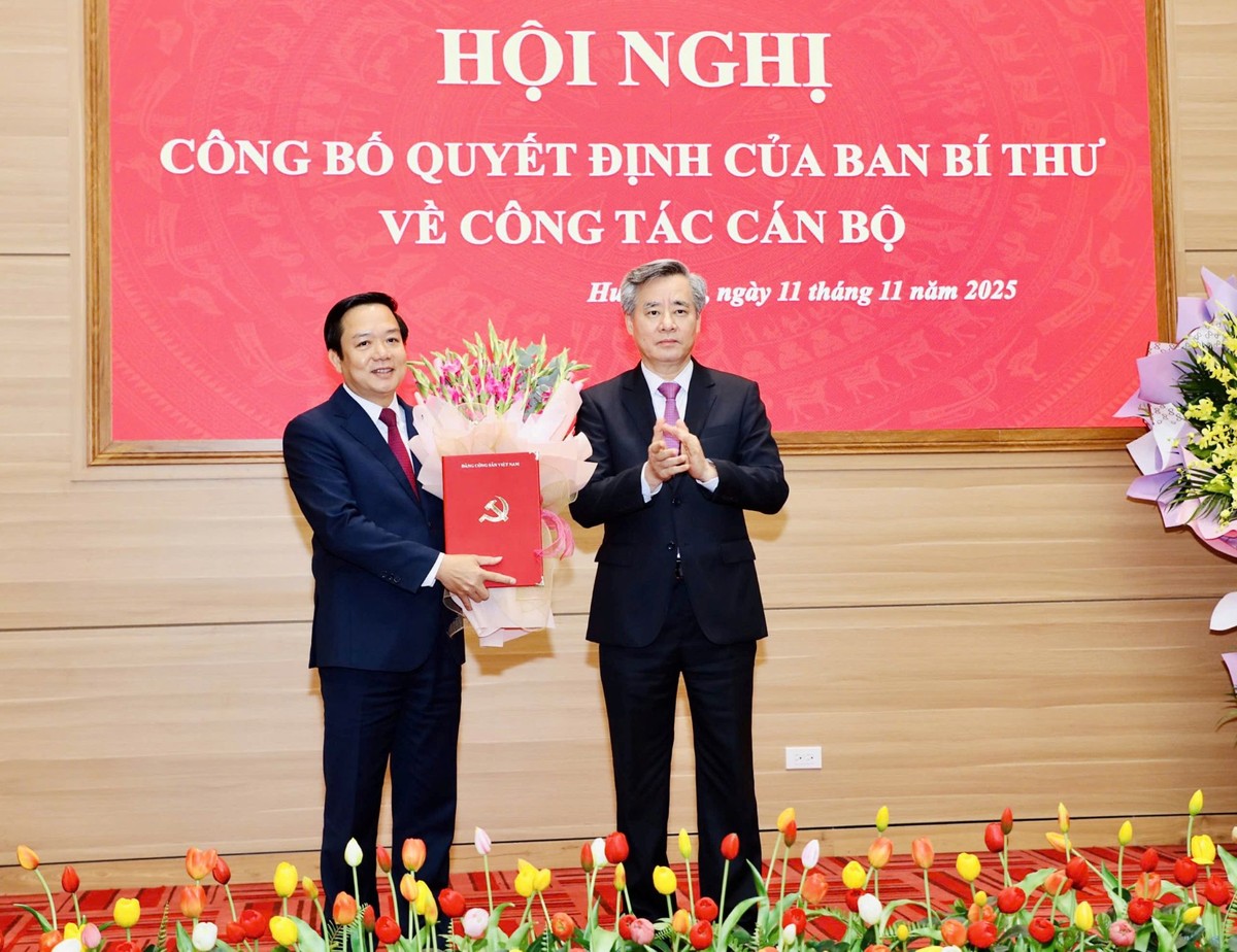 Phó Trưởng Ban Tổ chức Trung ương Nguyễn Quang Dương trao Quyết định của Ban Bí thư cho tân Phó bí thư Tỉnh ủy Hưng Yên Phạm Quang Ngọc. Ảnh Đức Lam