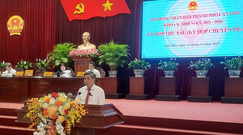 Ông Đồng Văn Thanh - Phó bí thư Thường trực Thành ủy, Chủ tịch HĐND TP. Cần Thơ phát biểu khai mạc kỳ họp.