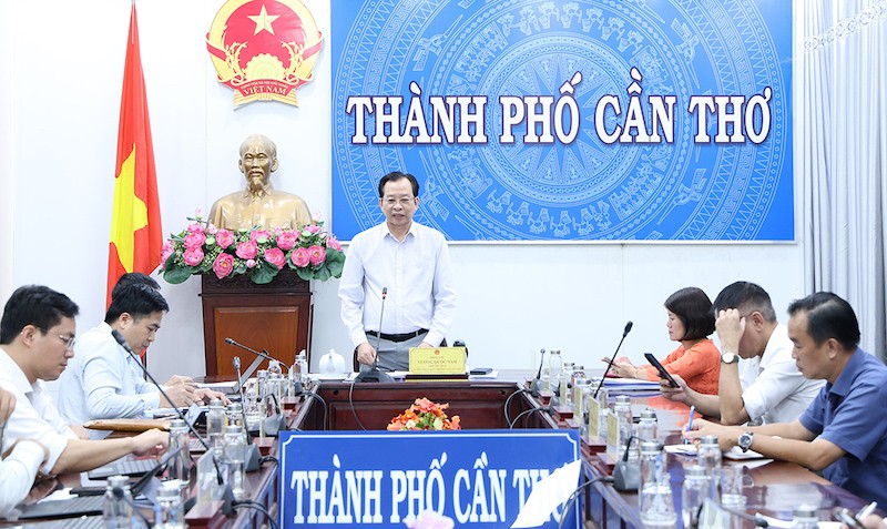 Phó chủ tịch UBND TP. Cần Thơ, ông Vương Quốc Nam trao đổi với EVNNPT.