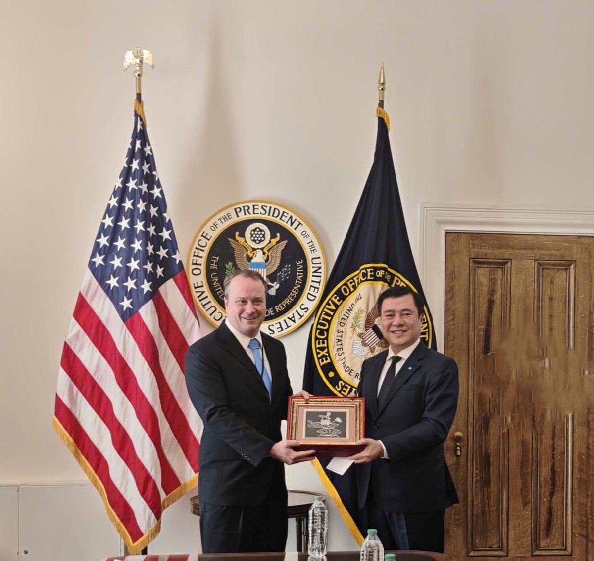 Thứ trưởng Công thương Nguyễn Sinh Nhật Tân và Phó Đại diện Thương mại Mỹ, Rick Switzer. Thứ trưởng Công thương Nguyễn Sinh Nhật Tân và Phó Đại diện Thương mại Mỹ, Rick Switzer.