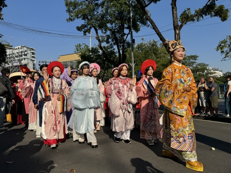 Ngày hội Việt phục “Bách Hoa Bộ Hành”, quy tụ gần 800 người. Ngày hội Việt phục “Bách Hoa Bộ Hành”, quy tụ gần 800 người.