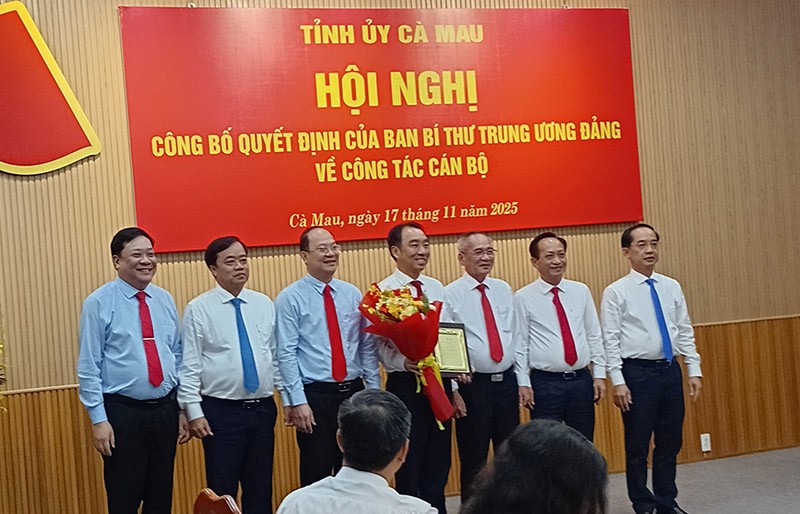 Lãnh đạo tỉnh Cà Mau chúc mừng ông Lữ Quang Ngời Lãnh đạo tỉnh Cà Mau chúc mừng ông Lữ Quang Ngời