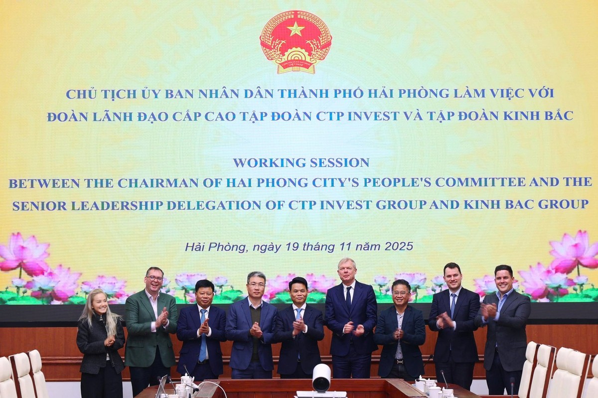 Ông Lê Ngọc Châu, Chủ tịch UBND TP. Hải Phòng cùng lãnh đạo các doanh nghiệp