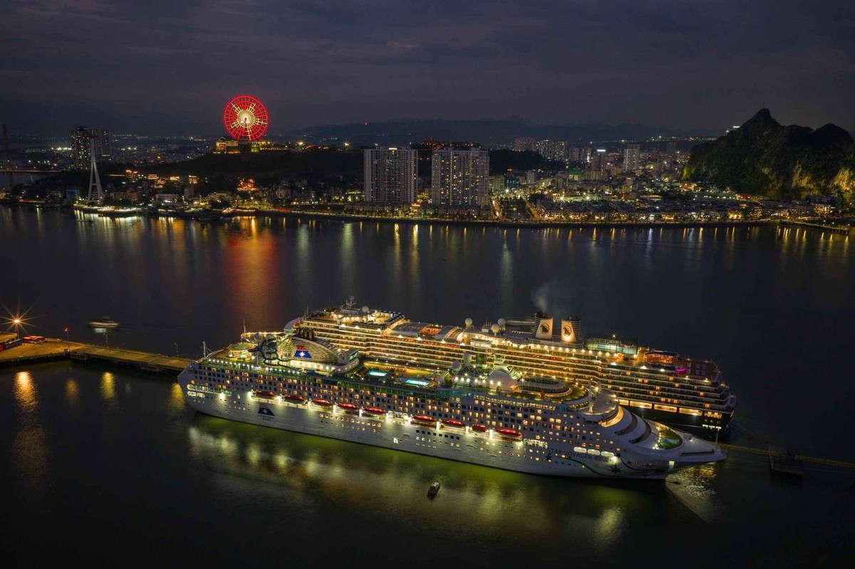 Cảng tàu Quốc tế Hạ Long đón lượng khách quốc tế khổng lồ mỗi năm. Ảnh: Ánh Dương.