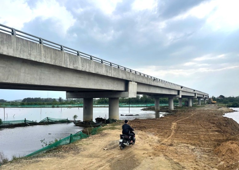 Lãnh đạo UBND tỉnh Quảng Ngãi yêu cầu các đơn vị phối hợp tháo gỡ vướng mắc trong công tác giải phóng mặt bằng.