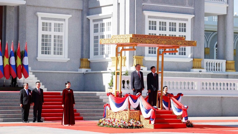 Tổng Bí thư Tô Lâm và Tổng Bí thư, Chủ tịch nước Lào Thongloun Sisoulith trên bục danh dự, nghe Quân nhạc cử Quốc thiều hai nước. (Ảnh: Thống Nhất/TTXVN)