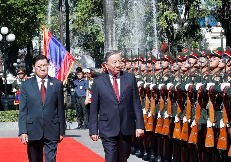 Tổng Bí thư, Chủ tịch nước Lào Thongloun Sisoulith và Tổng Bí thư Tô Lâm duyệt Đội danh dự Quân đội nhân dân Lào. (Ảnh: Thống Nhất/TTXVN)