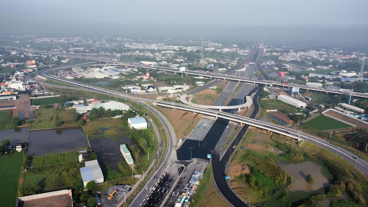 Tuyến Vành đai 3 TPHCM dài 76,3 km đến thời điểm hiện tại, toàn tuyến đã đạt khoảng 63% khối lượng thi công.