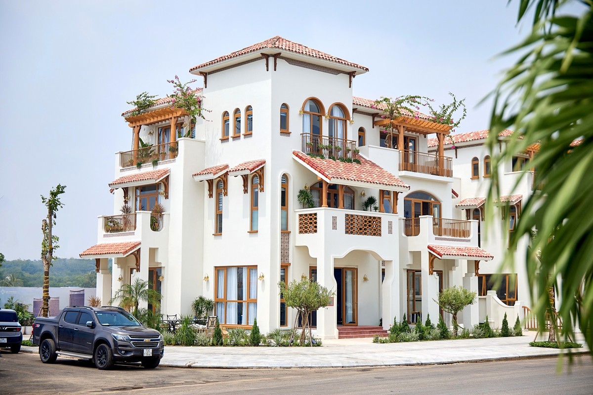 Dòng townhouse - villa ven biển với thiết kế 3–4 tầng nổi cùng 1 tầng hầm đa năng, phù hợp nhu cầu nghỉ dưỡng và khai thác lưu trú.