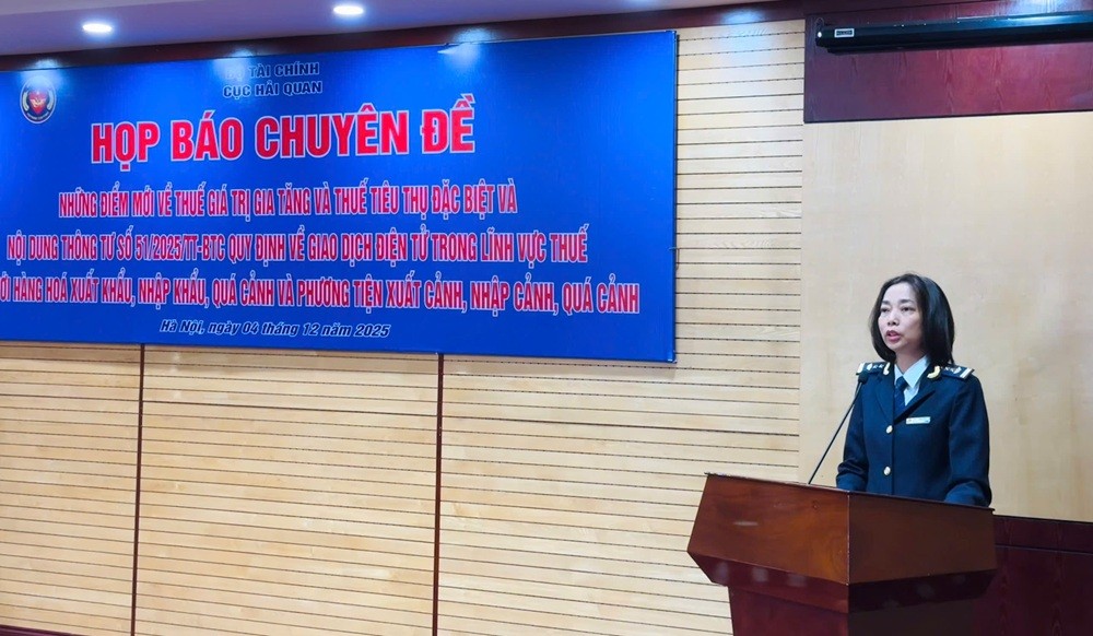 Đại diện Ban Nghiệp vụ thuế hải quan chia sẻ tại buổi họp báo.